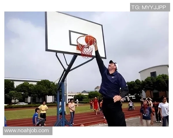 姚明凭借踮脚技巧完美进球展现篮球巨星风采与运动魅力