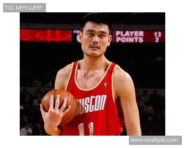 姚明荣获殊荣接过奖杯展现中国篮球的辉煌与梦想